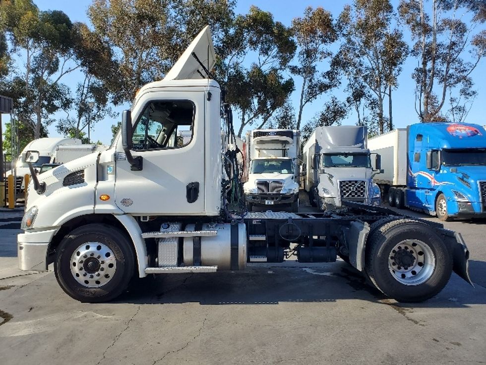 2020 Freightliner Cascadia 113" sleeper cab photo 4