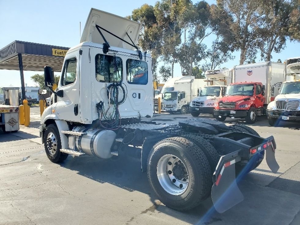 2020 Freightliner Cascadia 113" sleeper cab photo 5
