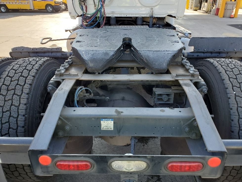 2020 Freightliner Cascadia 113" sleeper cab photo 6