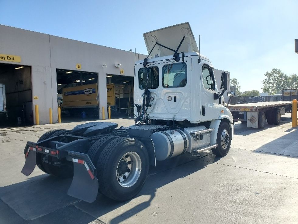2020 Freightliner Cascadia 113" sleeper cab photo 7