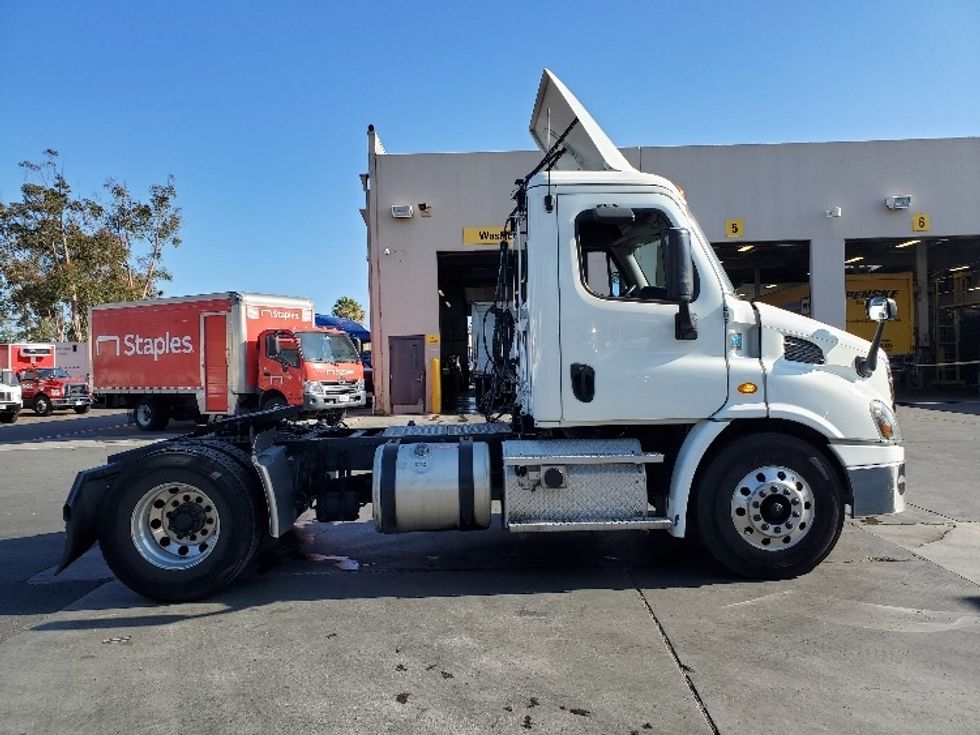 2020 Freightliner Cascadia 113" sleeper cab photo 8