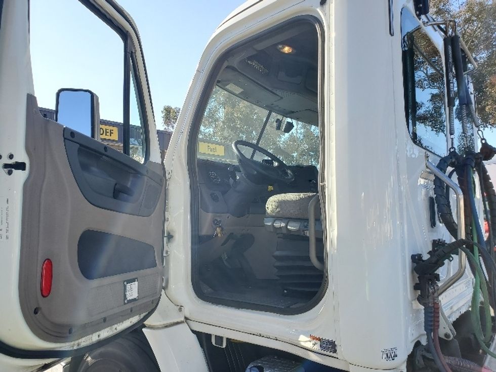 2020 Freightliner Cascadia 113" sleeper cab photo 9