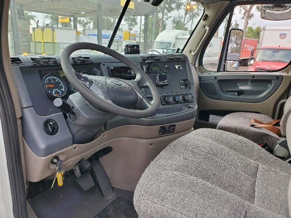 2020 Freightliner Cascadia 113" sleeper cab photo 10