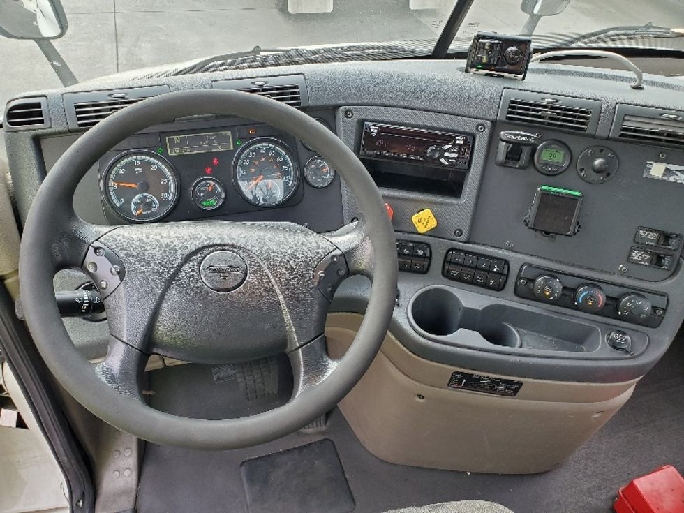2020 Freightliner Cascadia 113" sleeper cab photo 11