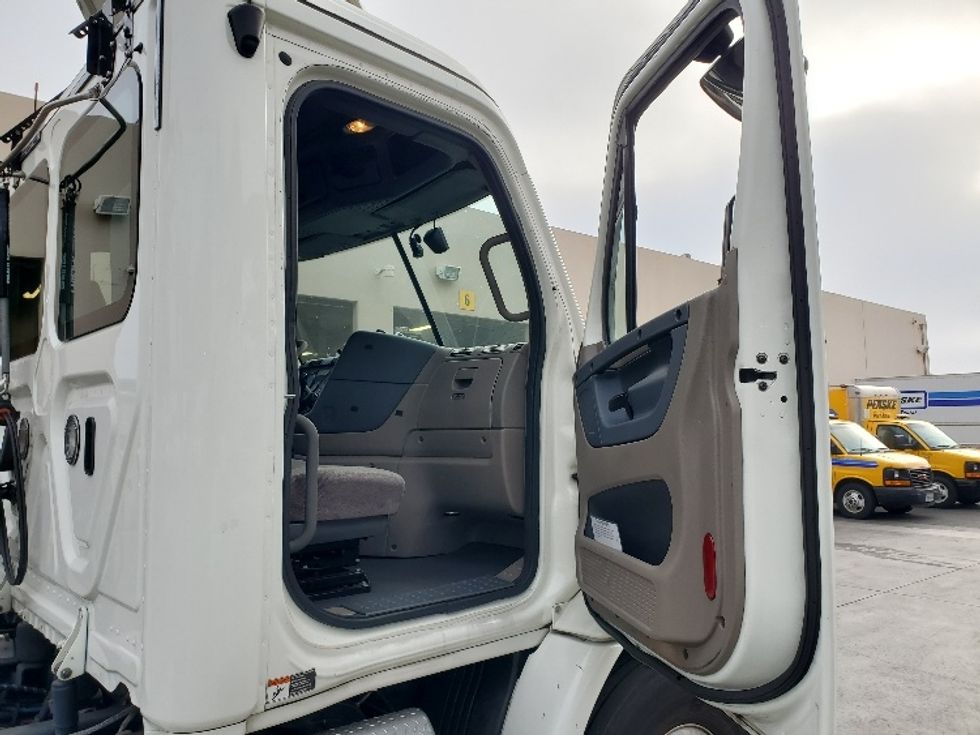 2020 Freightliner Cascadia 113" sleeper cab photo 12