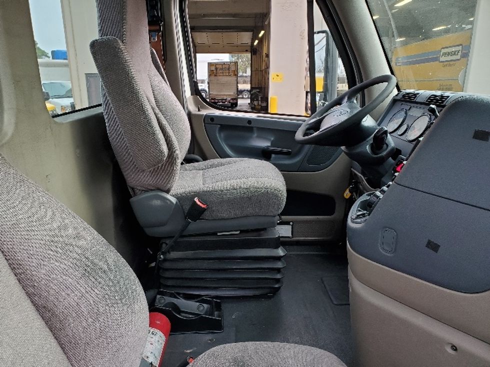 2020 Freightliner Cascadia 113" sleeper cab photo 13