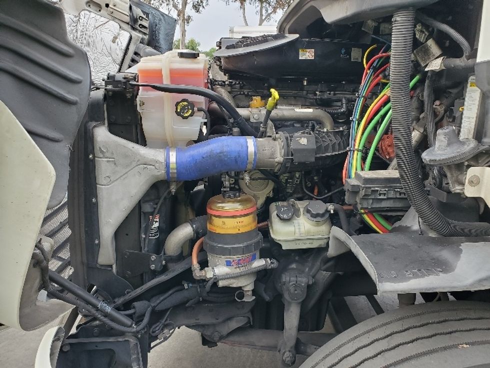 2020 Freightliner Cascadia 113" sleeper cab photo 14