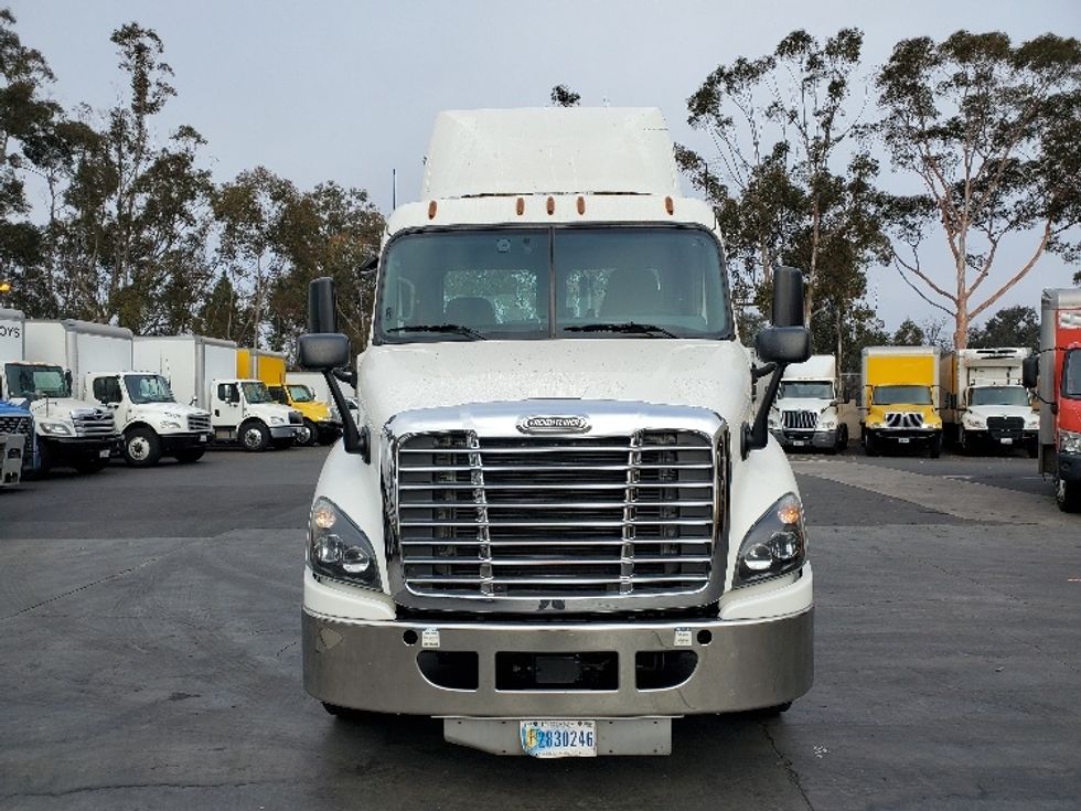 2020 Freightliner Cascadia 113" sleeper cab photo 2