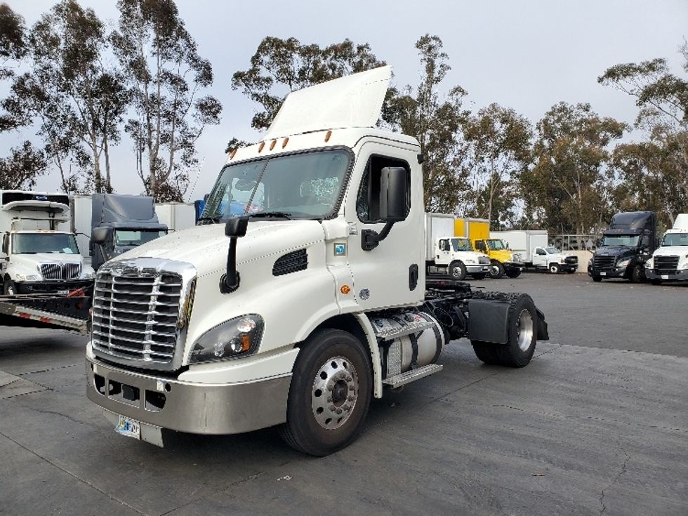 2020 Freightliner Cascadia 113" sleeper cab photo 3