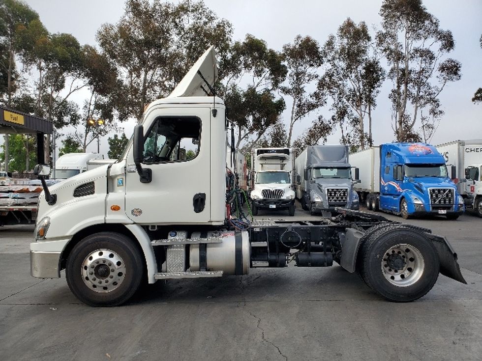 2020 Freightliner Cascadia 113" sleeper cab photo 4
