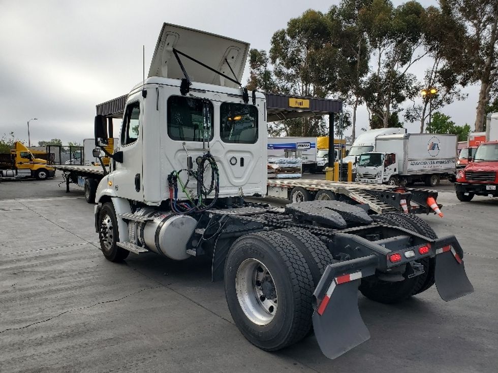2020 Freightliner Cascadia 113" sleeper cab photo 5