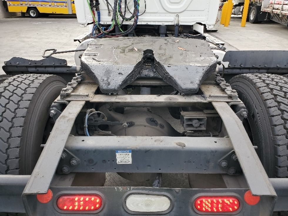 2020 Freightliner Cascadia 113" sleeper cab photo 6