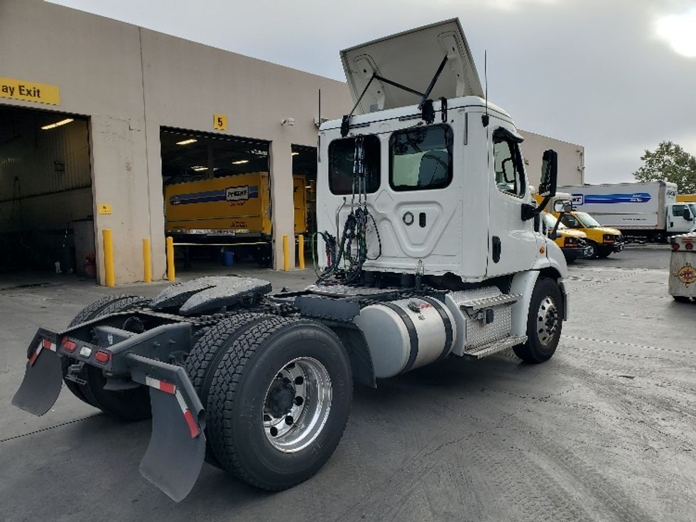 2020 Freightliner Cascadia 113" sleeper cab photo 7
