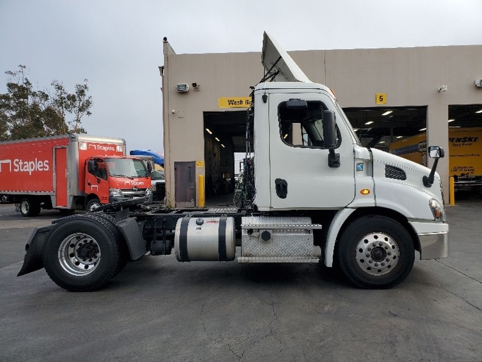 2020 Freightliner Cascadia 113" sleeper cab photo 8
