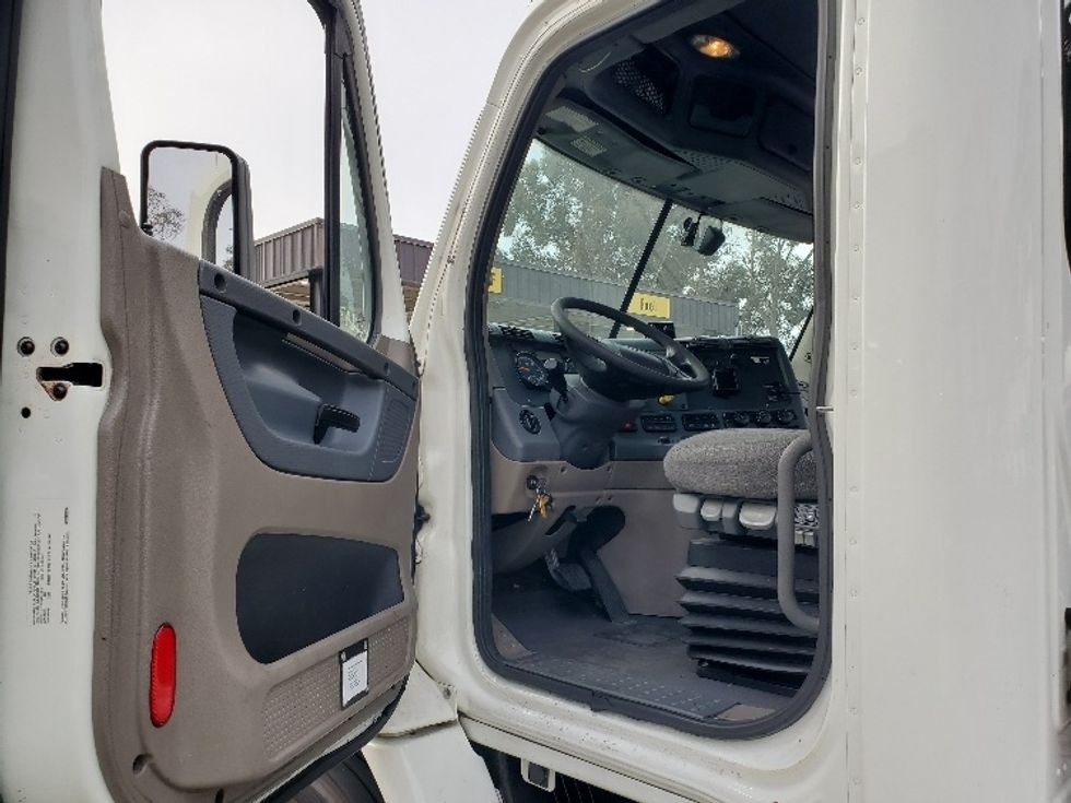 2020 Freightliner Cascadia 113" sleeper cab photo 9
