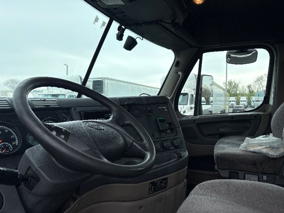 Day Cab Tractor-Heavy Duty Tractors-Freightliner-2020-Cascadia 11342ST-Swedesboro-NJ-477,351\n\t\tmiles-$ 28,750 - Image 10