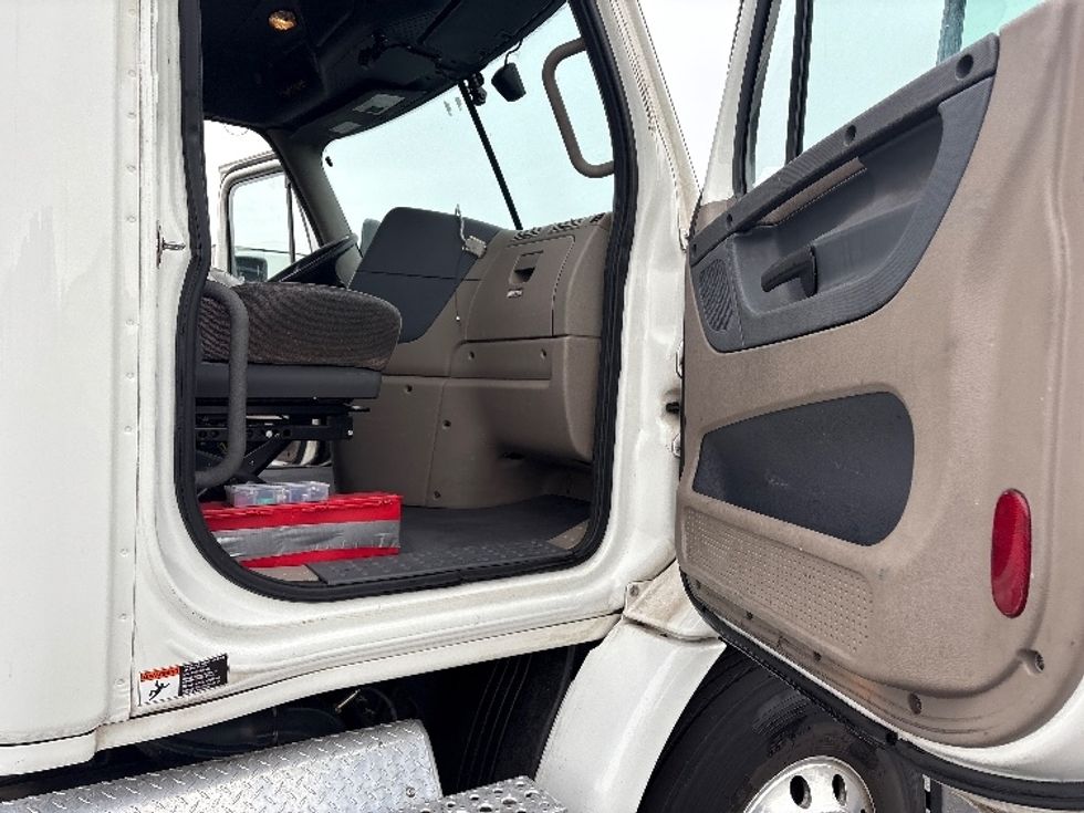 Day Cab Tractor-Heavy Duty Tractors-Freightliner-2020-Cascadia 11342ST-Swedesboro-NJ-477,351\n\t\tmiles-$ 28,750 - Image 12