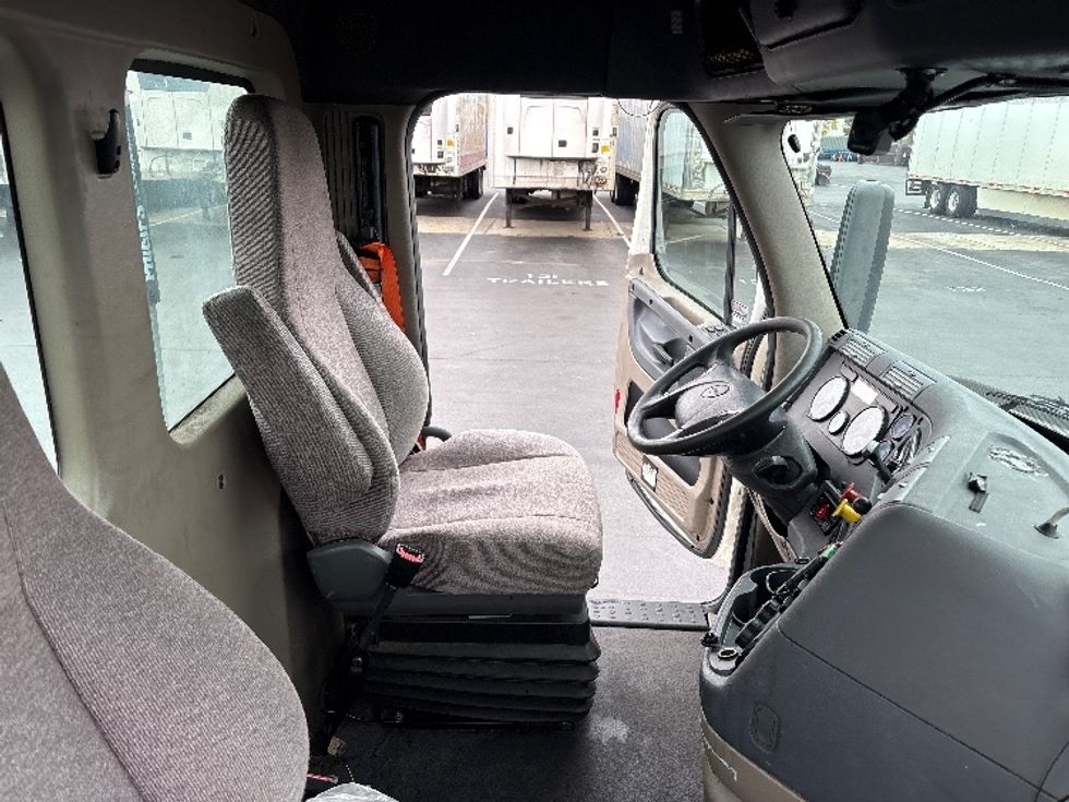 Day Cab Tractor-Heavy Duty Tractors-Freightliner-2020-Cascadia 11342ST-Swedesboro-NJ-481,013\n\t\tmiles-$ 24,000 - Image 14