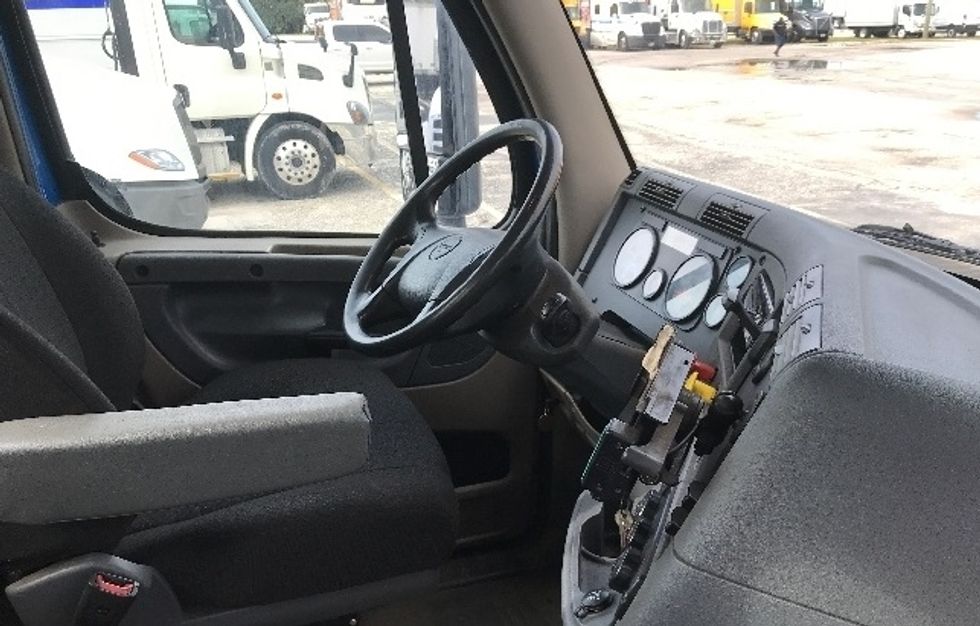 Day Cab Tractor-Heavy Duty Tractors-Freightliner-2020-Cascadia 11342ST-Tampa-FL-185,611\n\t\tmiles-$ 48,250 - Image 14