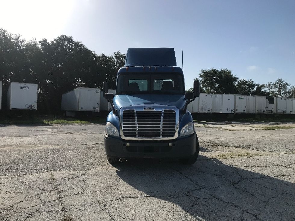 2020 Freightliner Cascadia 113" sleeper cab photo 2