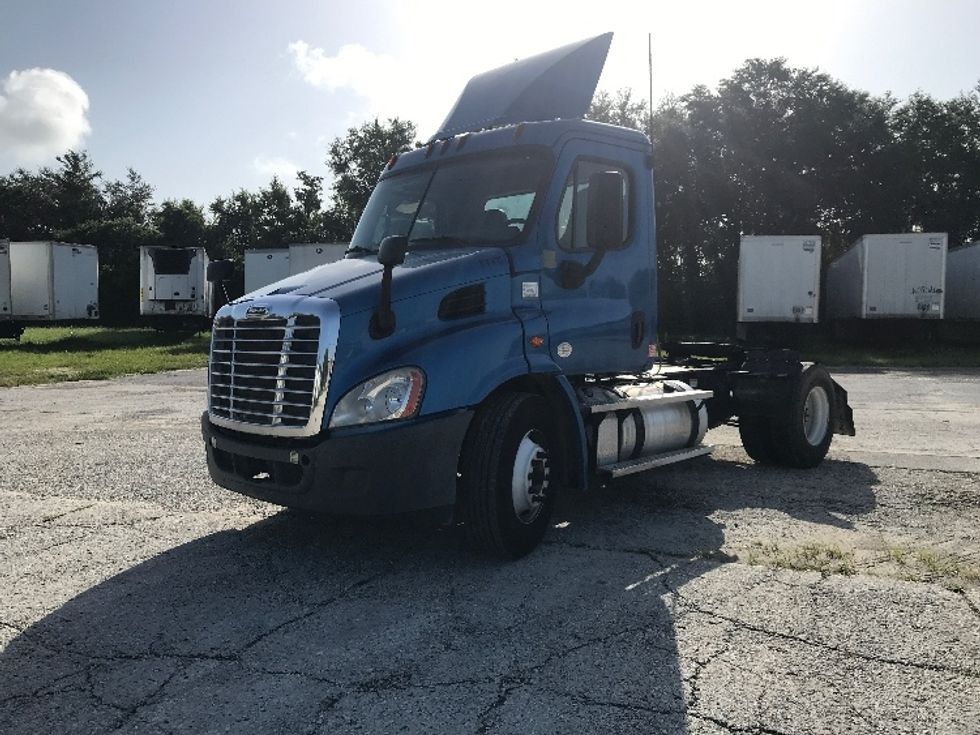 2020 Freightliner Cascadia 113" sleeper cab photo 3