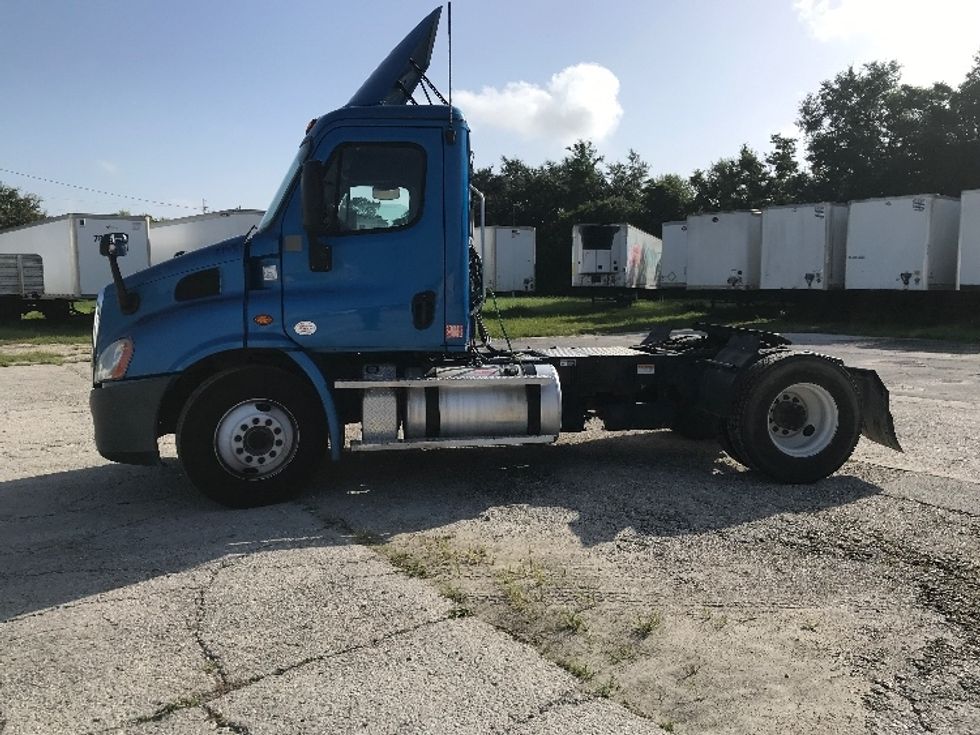 2020 Freightliner Cascadia 113" sleeper cab photo 4