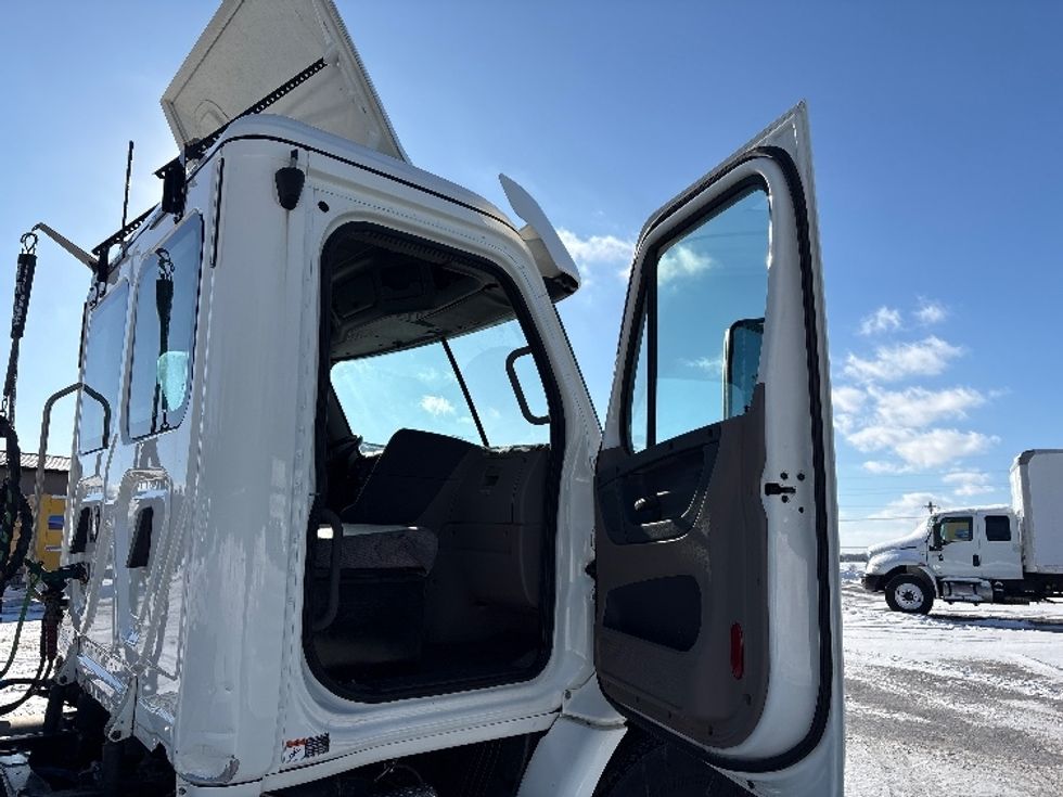 Day Cab Tractor-Heavy Duty Tractors-Freightliner-2020-Cascadia 11342ST-Wabash-IN-300,000\n\t\tmiles-$ 32,500 - Image 12