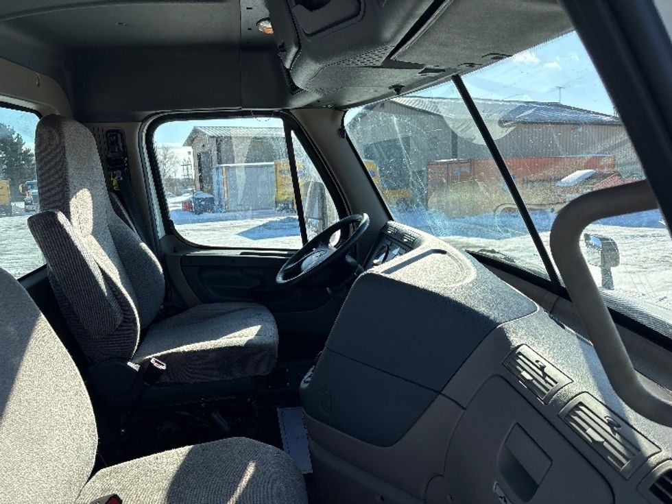 Day Cab Tractor-Heavy Duty Tractors-Freightliner-2020-Cascadia 11342ST-Wabash-IN-300,000\n\t\tmiles-$ 32,500 - Image 14