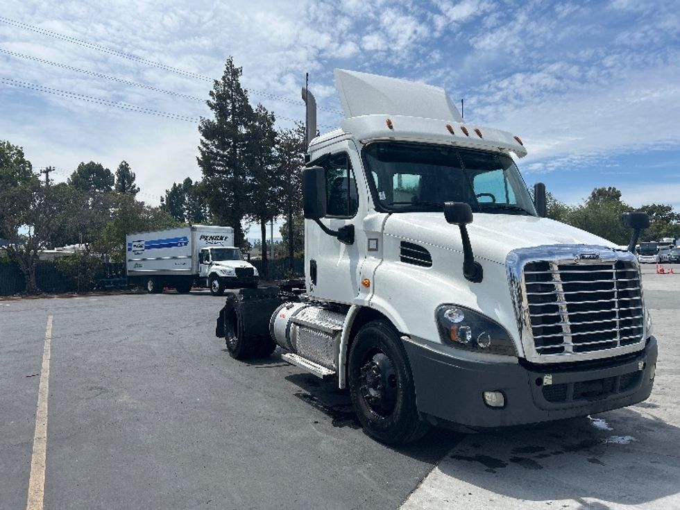 Day Cab Tractor-Heavy Duty Tractors-Freightliner-2020-Cascadia 11342ST-West Sacramento-CA-140,745\n\t\tmiles-$ 45,750 - Image 1