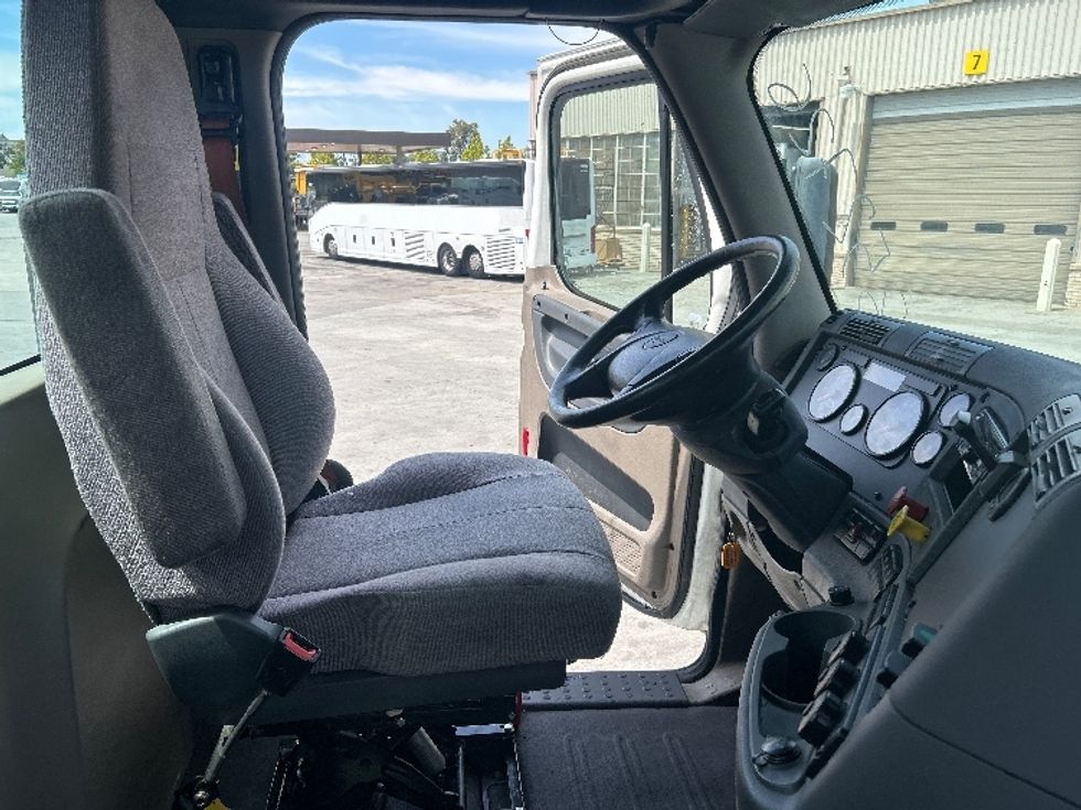 Day Cab Tractor-Heavy Duty Tractors-Freightliner-2020-Cascadia 11342ST-West Sacramento-CA-140,745\n\t\tmiles-$ 45,750 - Image 14