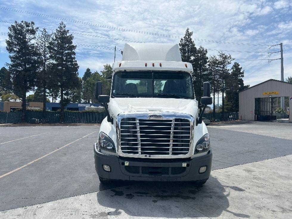 Day Cab Tractor-Heavy Duty Tractors-Freightliner-2020-Cascadia 11342ST-West Sacramento-CA-140,745\n\t\tmiles-$ 45,750 - Image 2