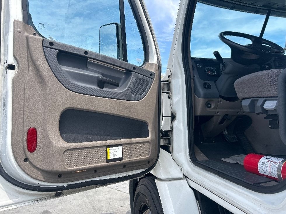 Day Cab Tractor-Heavy Duty Tractors-Freightliner-2020-Cascadia 11342ST-West Sacramento-CA-140,745\n\t\tmiles-$ 45,750 - Image 9