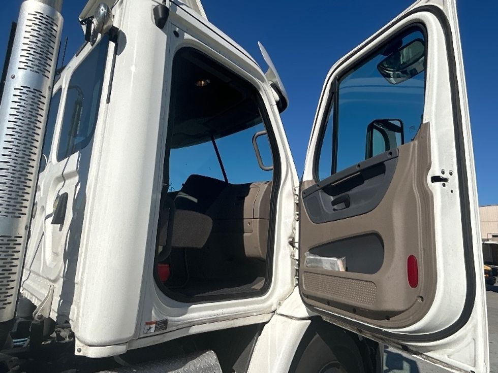Day Cab Tractor-Heavy Duty Tractors-Freightliner-2020-Cascadia 11342ST-West Sacramento-CA-161,797\n\t\tmiles-$ 48,750 - Image 12