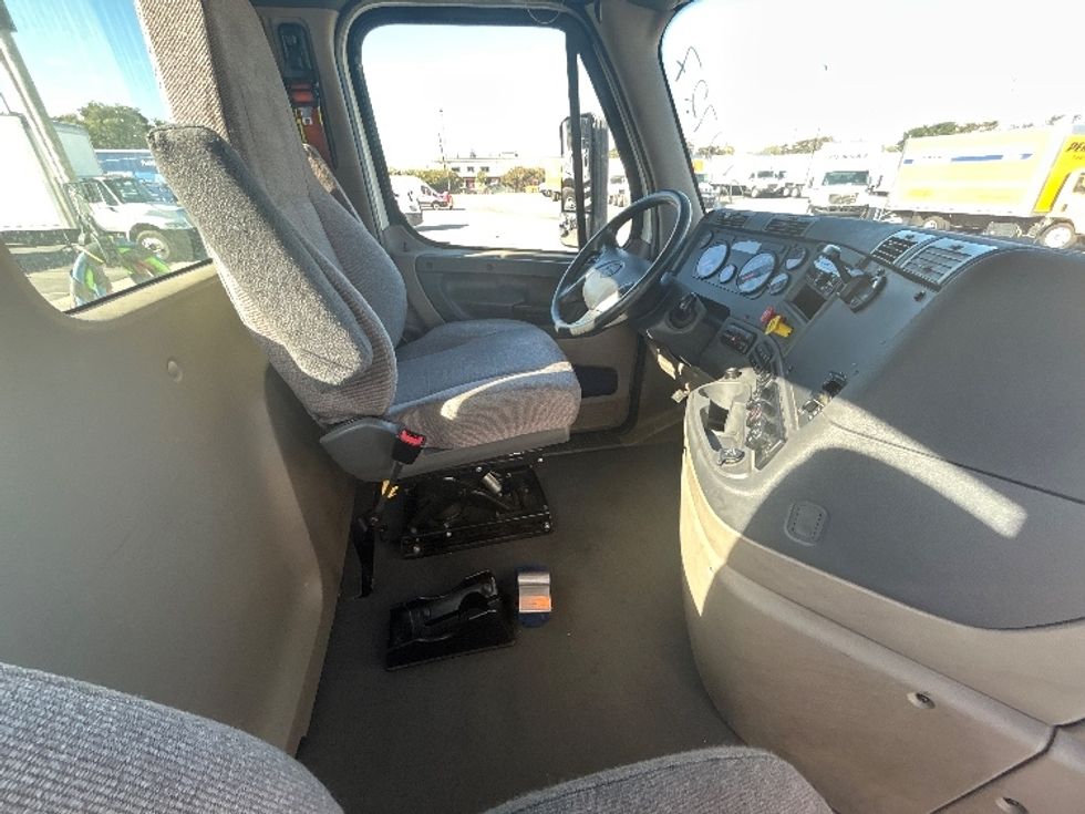 Day Cab Tractor-Heavy Duty Tractors-Freightliner-2020-Cascadia 11342ST-West Sacramento-CA-161,797\n\t\tmiles-$ 48,750 - Image 14