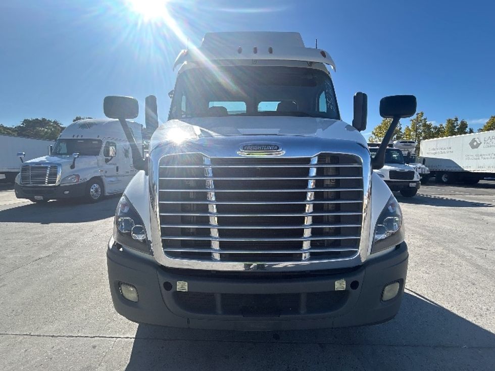 Day Cab Tractor-Heavy Duty Tractors-Freightliner-2020-Cascadia 11342ST-West Sacramento-CA-161,797\n\t\tmiles-$ 48,750 - Image 2