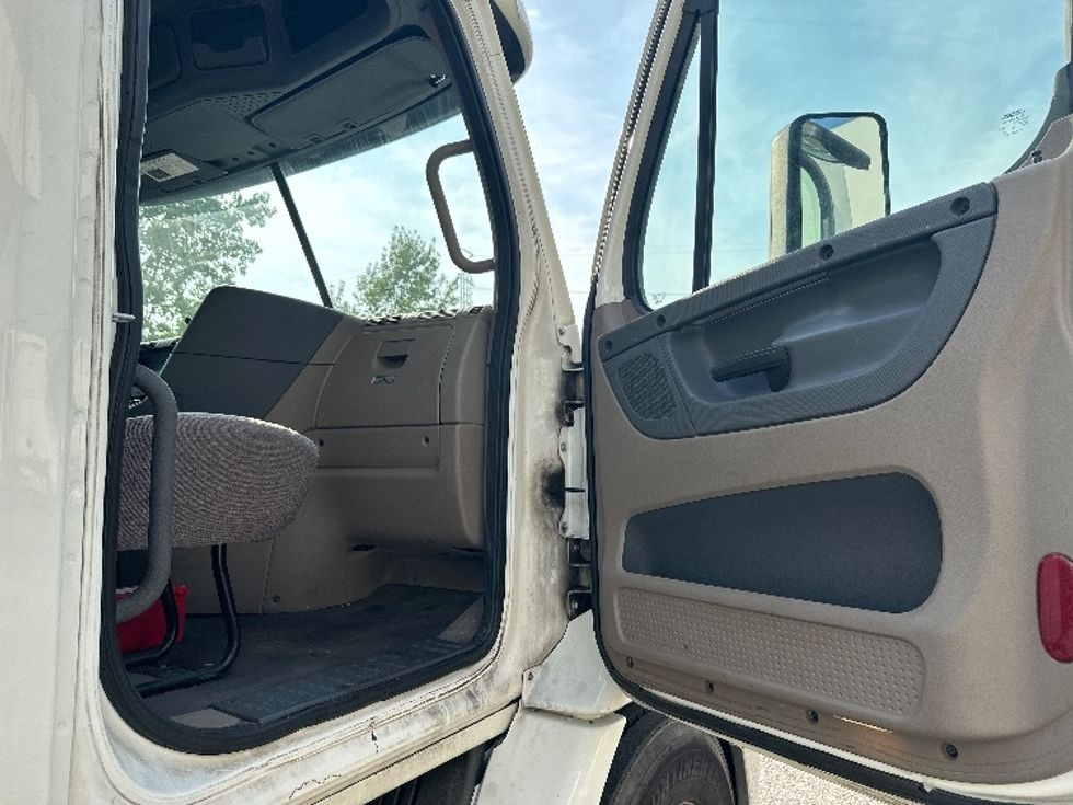 Day Cab Tractor-Heavy Duty Tractors-Freightliner-2020-Cascadia 11342ST-Wixom-MI-176,352\n\t\tmiles-$ 37,250 - Image 12