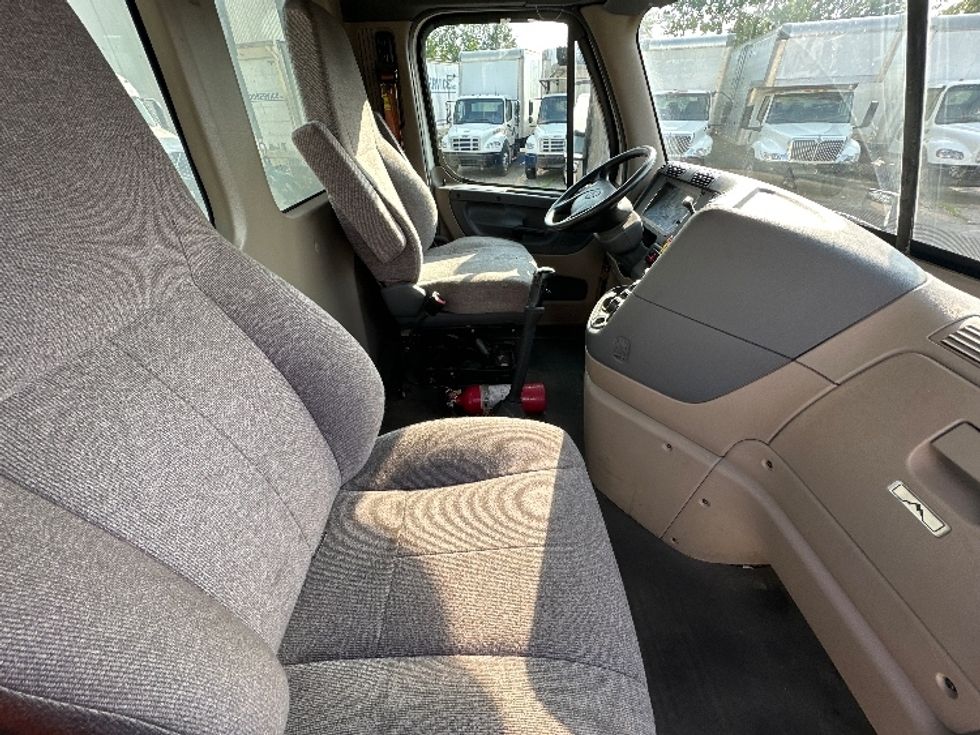 Day Cab Tractor-Heavy Duty Tractors-Freightliner-2020-Cascadia 11342ST-Wixom-MI-176,352\n\t\tmiles-$ 37,250 - Image 14