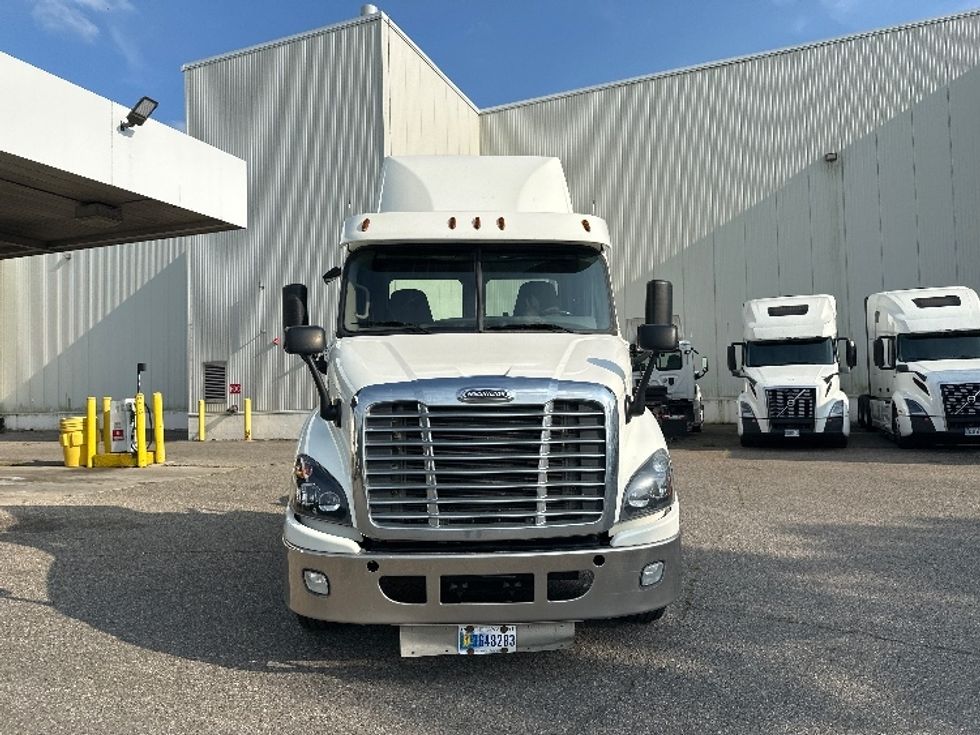 Day Cab Tractor-Heavy Duty Tractors-Freightliner-2020-Cascadia 11342ST-Wixom-MI-176,352\n\t\tmiles-$ 37,250 - Image 2