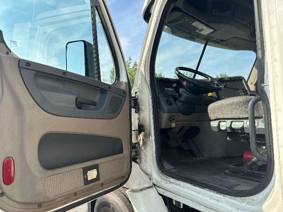 Day Cab Tractor-Heavy Duty Tractors-Freightliner-2020-Cascadia 11342ST-Wixom-MI-176,352\n\t\tmiles-$ 37,250 - Image 9