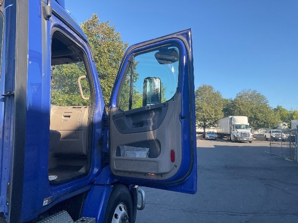 Day Cab Tractor-Heavy Duty Tractors-Freightliner-2020-Cascadia 11364ST-Albany-NY-386,253\n\t\tmiles-$ 39,500 - Image 12