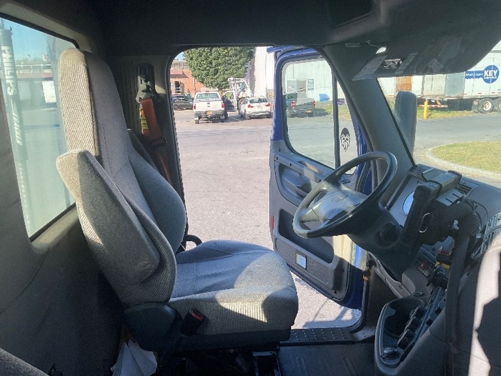 Day Cab Tractor-Heavy Duty Tractors-Freightliner-2020-Cascadia 11364ST-Albany-NY-386,253\n\t\tmiles-$ 39,500 - Image 14