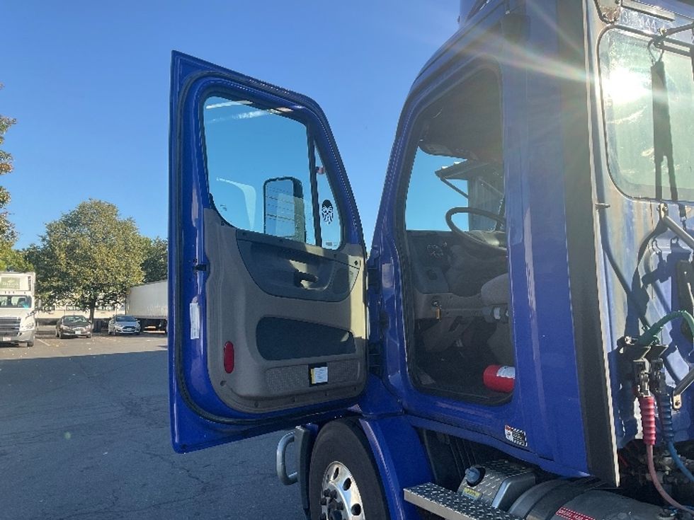 Day Cab Tractor-Heavy Duty Tractors-Freightliner-2020-Cascadia 11364ST-Albany-NY-386,253\n\t\tmiles-$ 39,500 - Image 9