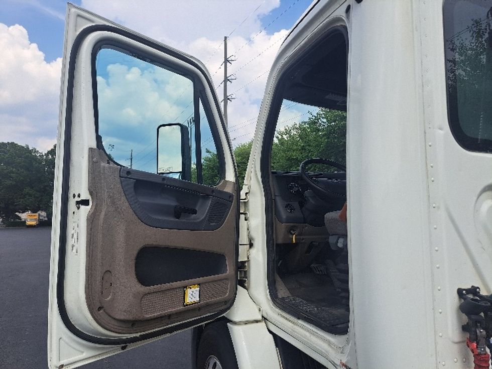 Day Cab Tractor-Heavy Duty Tractors-Freightliner-2020-Cascadia 11364ST-Atlanta-GA-109,671\n\t\tmiles-$ 60,000 - Image 9