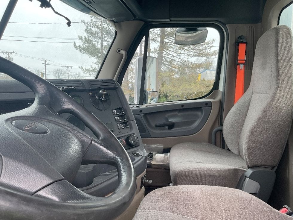 2020 Freightliner Cascadia 113" sleeper cab photo 10