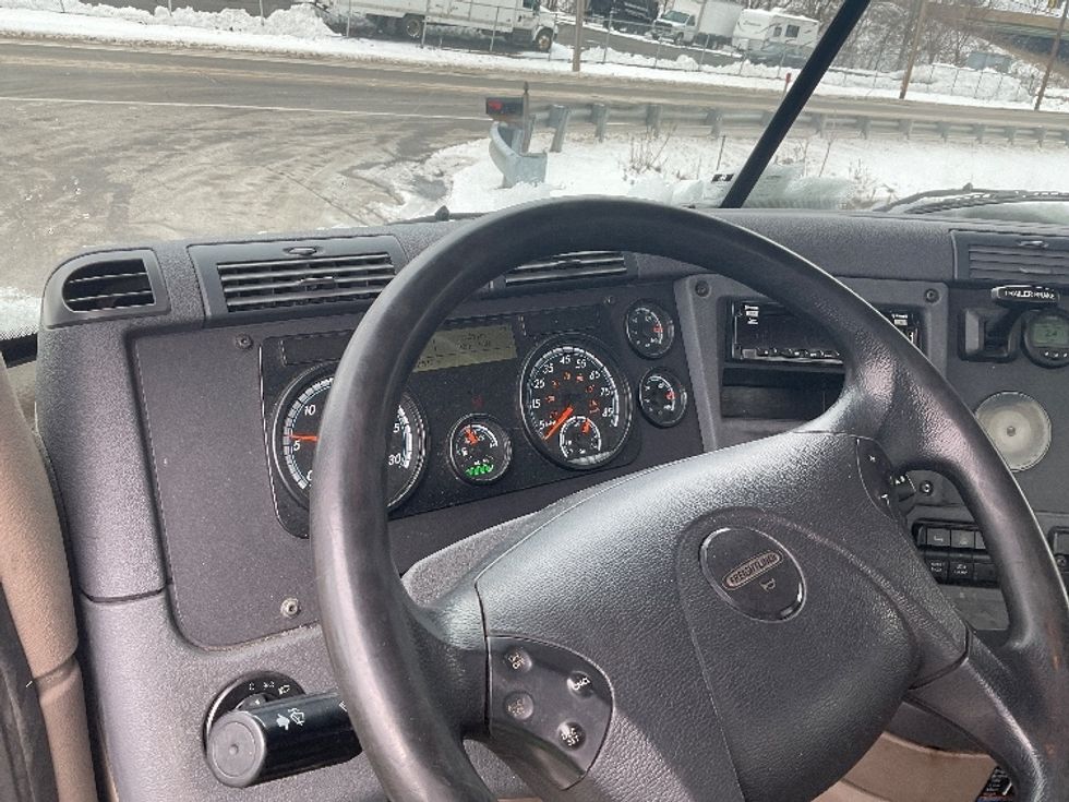 2020 Freightliner Cascadia 113" sleeper cab photo 11