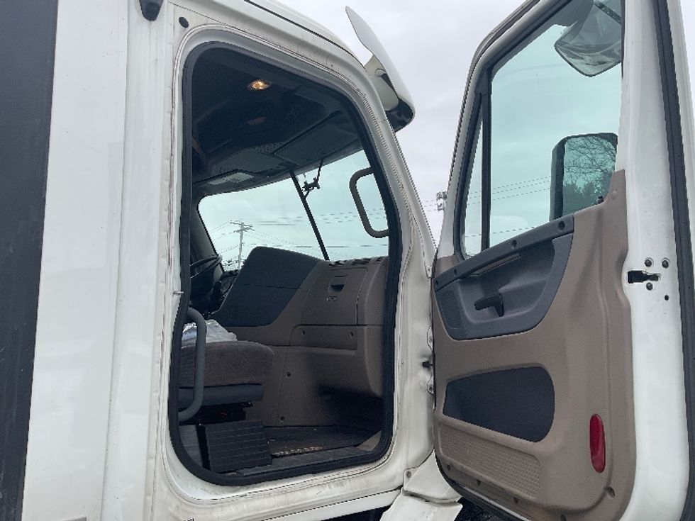 2020 Freightliner Cascadia 113" sleeper cab photo 12