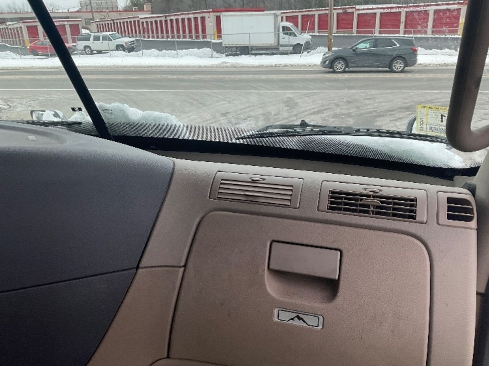 2020 Freightliner Cascadia 113" sleeper cab photo 13