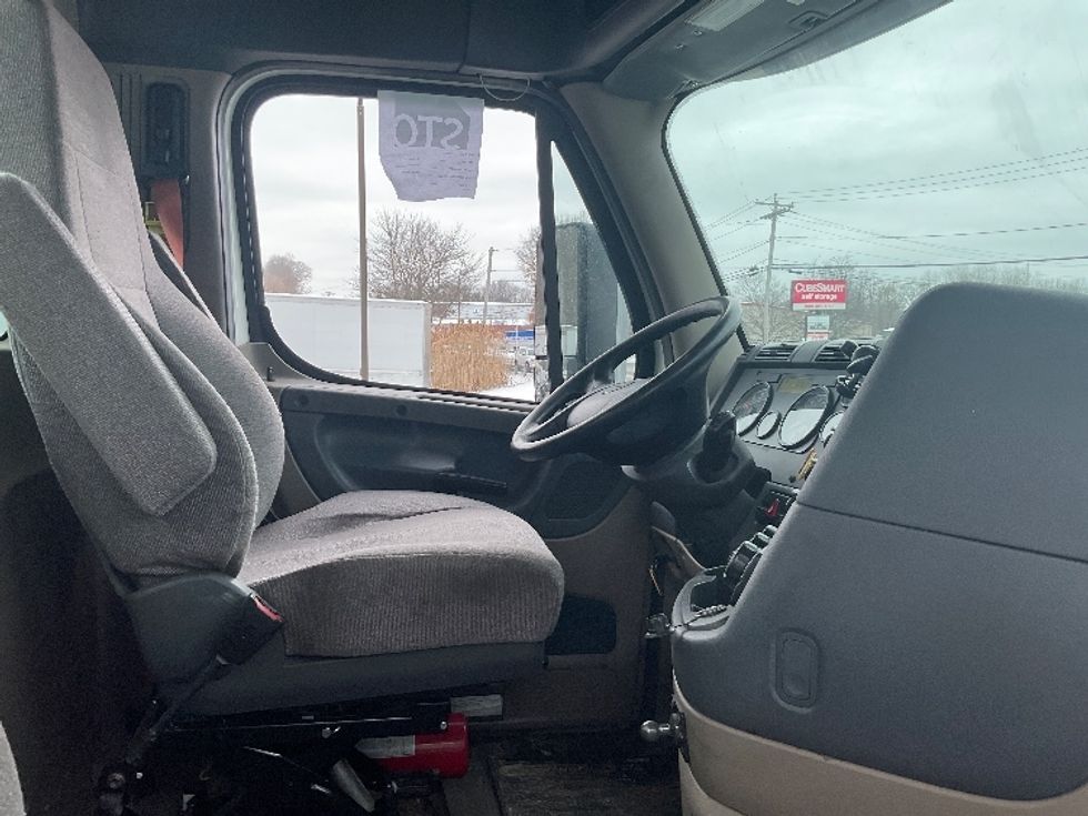 2020 Freightliner Cascadia 113" sleeper cab photo 14