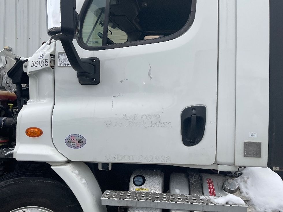 2020 Freightliner Cascadia 113" sleeper cab photo 16