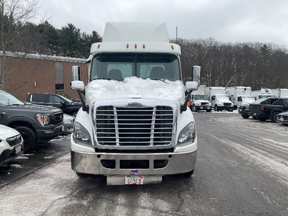 2020 Freightliner Cascadia 113" sleeper cab photo 2